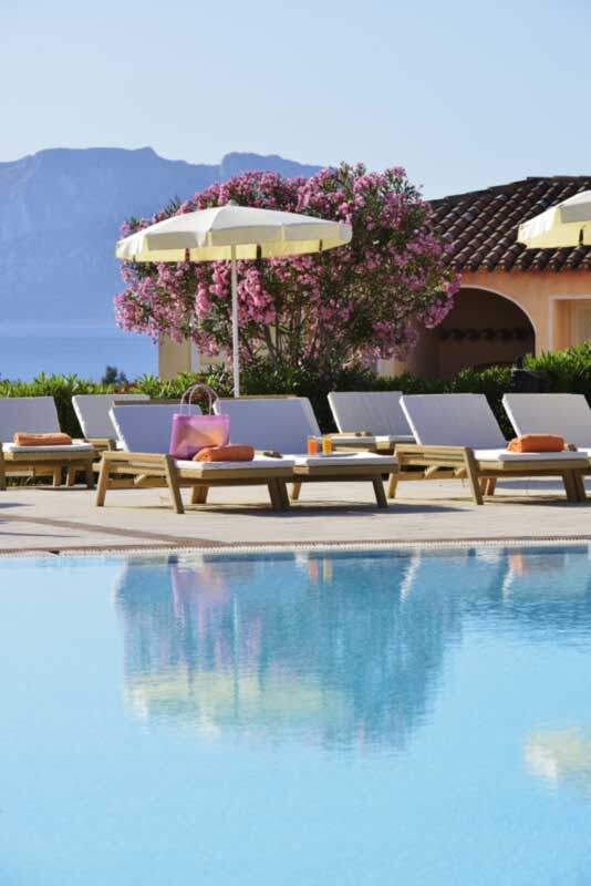 Pool mit Liegen c andrea getuli VOIhotels