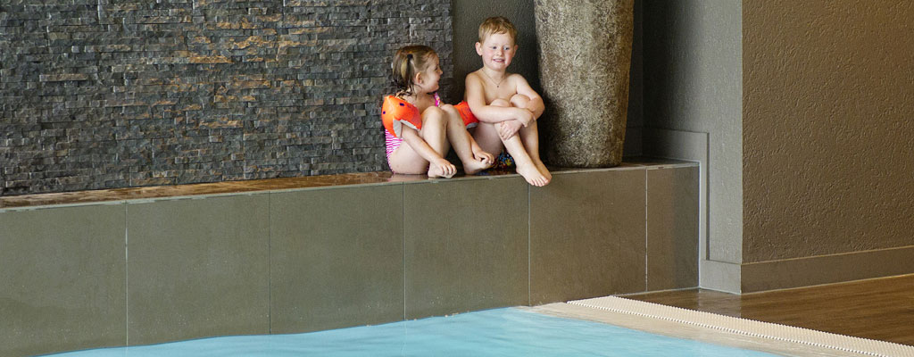 Robinson-Club_Ampflwang_kinder_am_indoor_pool_