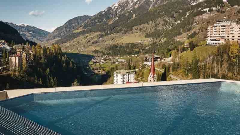 Badeschloss_spa-wellness-alpine-swim-club-pool.Bild.Arne_Nagel.quer Badeschloss Bad Gastein - Spa Rooftop Pool mit Ausblick Bild: Arne Nagel
