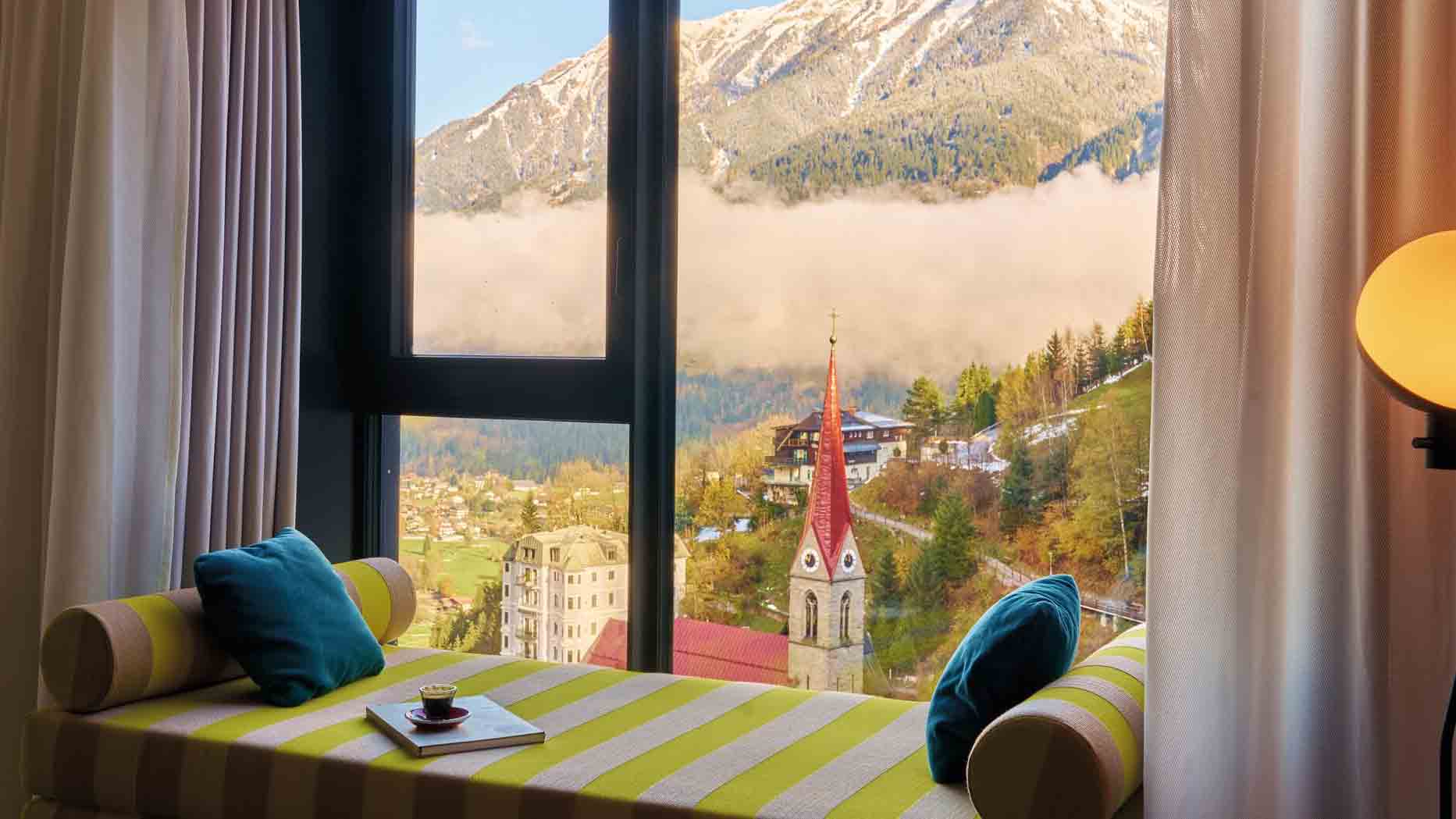 Badeschloss-zimmer-neubau-suite.Bild_Arne_Nagel.quer Badeschloss Bad Gastein - Zimmer im Neubau mit Blick auf das Gasteiner Tal Bild: Arne Nagel