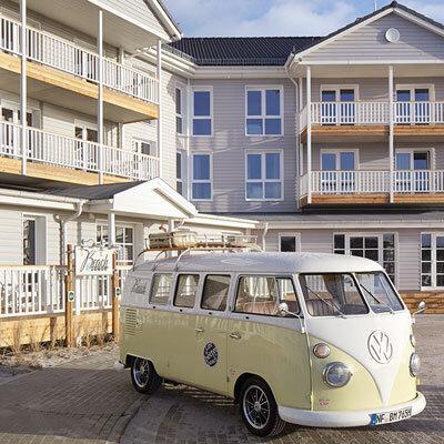 Beachmotel_Heiligenhafen_AUSSEN.Bild@AndreaFlak.quer Beach Motel Heiligenhafen; Aussenansicht mit Buli. Bild@Andrea Flak