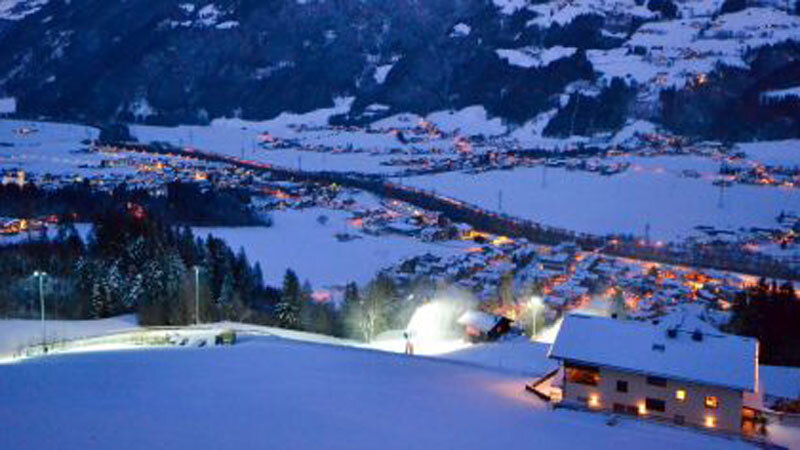 beleuchtete_piste_bei_den_chalet_und_apartments_des_wachterhofs_c_picasa_chalets_apartments_wachterhof Wachterhof Chalets- und Apartments - beleuchtete Piste