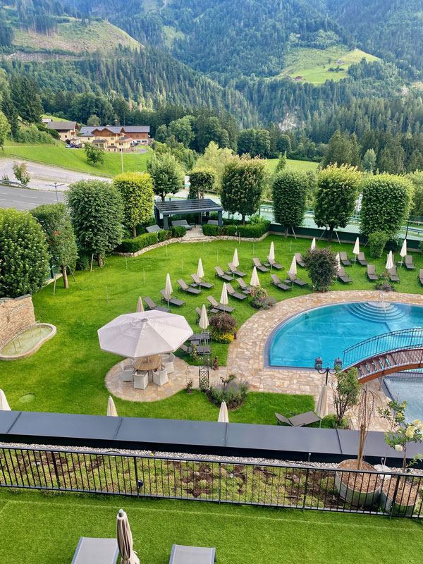 Hotel Berghof St. Johann - Blick aus dem Zimmer auf Pool und Berge Bild: Trips4kids.de