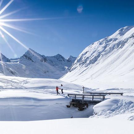 oghg_Spaziergang_im_Schnee@Oetztal_Tourismus.jpg Spaziergang im Schnee in Obergurgl-Hochgurgl Tirol