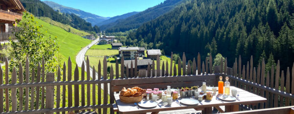 Blick-Chalet-Fruehstueck-Terrasse-Geislerhof Blick-Chalet-Fruehstueck-Terrasse-Geislerhof, Foto: © Andrea Fischer, Trips4Kids.de