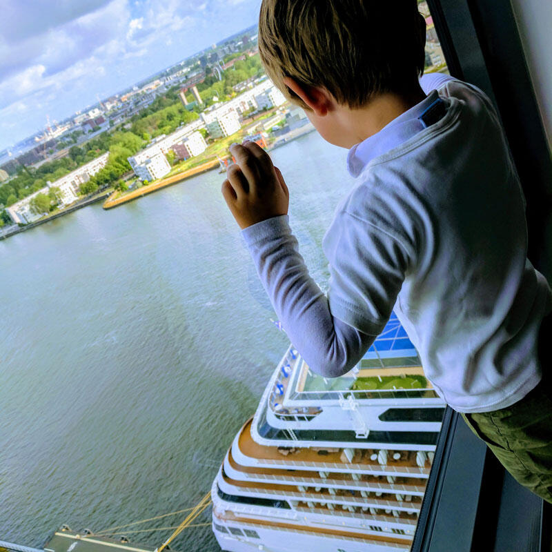 Blick vom Moevenpick Hotel Amstaerdam auf Kreuzfahrtschiff Blick vom Moevenpick Hotel Amstaerdam
