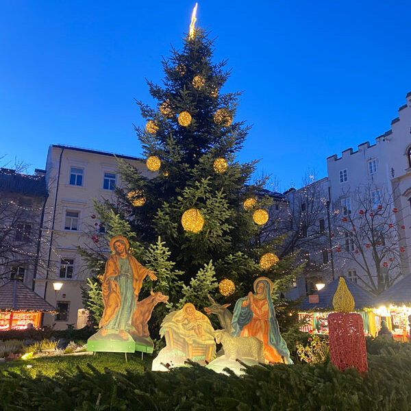 Brixen-Weihnachtsbaum-mit-Krippe Brixen-Weihnachtsbaum-mit-Krippe Foto: © Andrea Fischer Trips4Kids.de