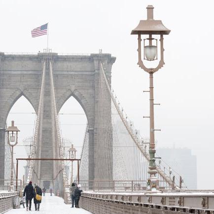 Brooklyn Bridge im Winter Spaziergang über die Brooklyn Bridge in New York