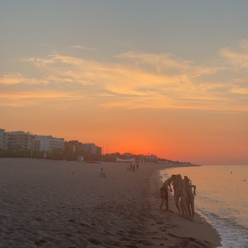 Callela-ruf Jugendreisen-Jugendliche am Strand bei Sonnenuntergang Callela-ruf Jugendreisen-Jugendliche am Strand bei Sonnenuntergang