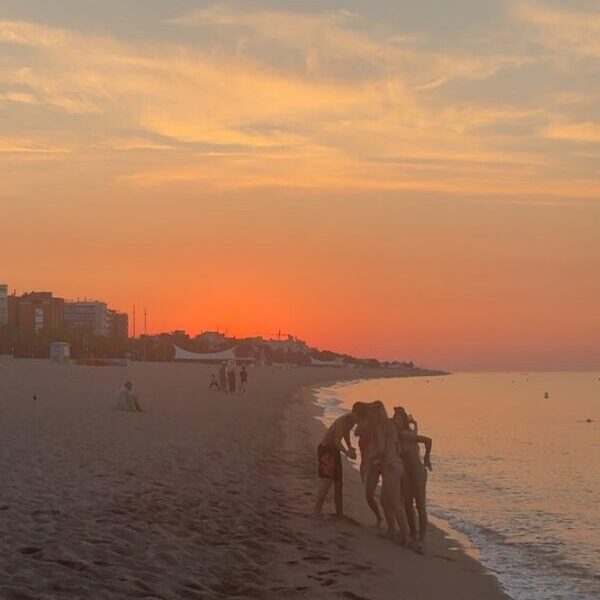 Callela-ruf Jugendreisen-Jugendliche am Strand bei Sonnenuntergang Foto: © Paul Fischer, Trips4Kids.de