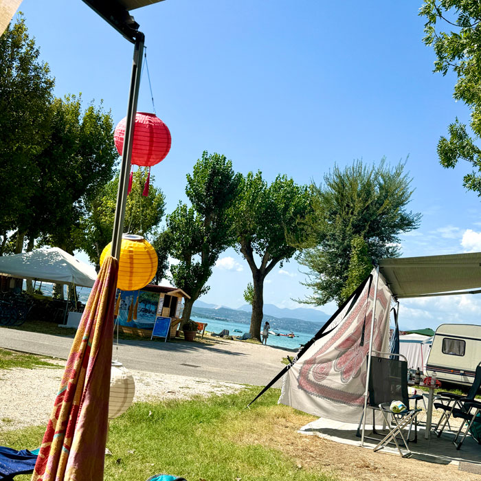Campingplatz-San Franceso-Desenzano-Gardasee Campingplatz-San Franceso-Desenzano-Blick--Gardasee Foto: © Andrea Fischer, Trips4Kids.de