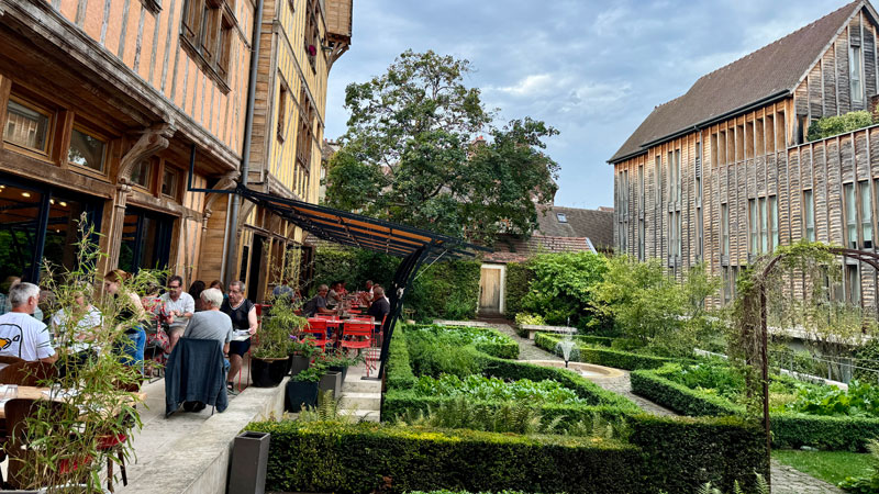 Chez-Felix-Gartenterrasse Restaurant-Chez-Felix-Gartenterrasse Foto: © Andrea Fischer, Trips4Kids.de