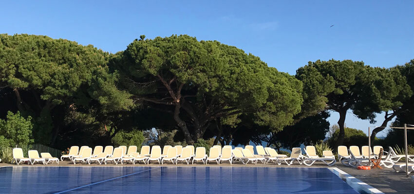 Club-Med-Pool-Liegen.Bild.T4K.quer Familienpool mit Liegen im Club Med Da Balaia