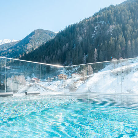 Das_SeeMount_Pool.Winter.Bild.Diana_Consulting.quer Das SeeMOUNT Nature Resort - Infinity Pool im Winter Bild: Diana Consulting