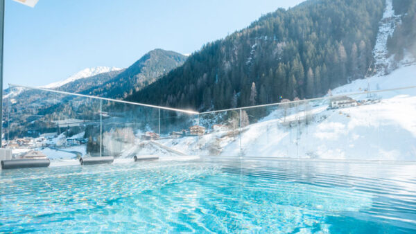 Das_SeeMount_Pool.Winter.Bild.Diana_Consulting.quer Das SeeMOUNT Nature Resort - Infinity Pool im Winter Bild: Diana Consulting