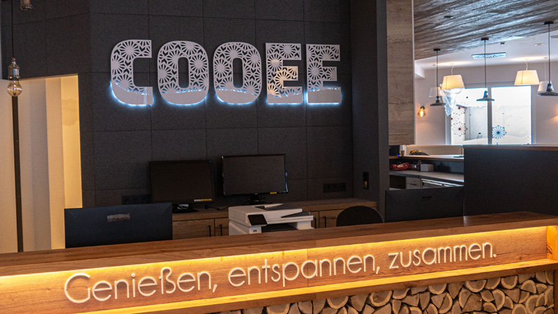 der_rezeptionsbereich_in_ansprechendem_design_cooee_alpin_hotel_bad_kleinkirchheim