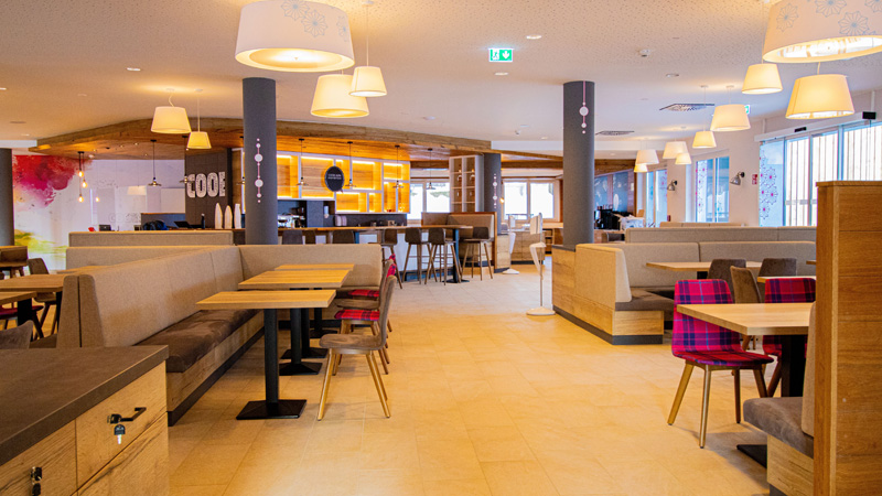 der_schoen_gestaltete_restaurantbereich_cooee_alpin_hotel_bad_kleinkirchheim