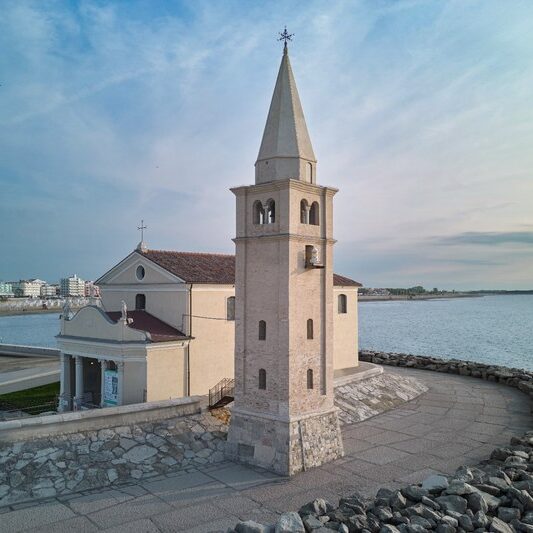Die-Madonna-dell-Angelo-Wahrzeichen-der-Kuestenstadt-Cavallino-Bianco-Caorle-Venezia Die-Madonna-dell-Angelo-Wahrzeichen-der-Kuestenstadt-Cavallino-Bianco-Caorle-Venezia