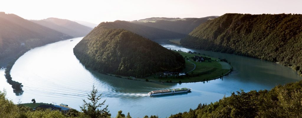 DONAU Panorama mit Kreuzfahrtschiff © Foto: A_AROSA
