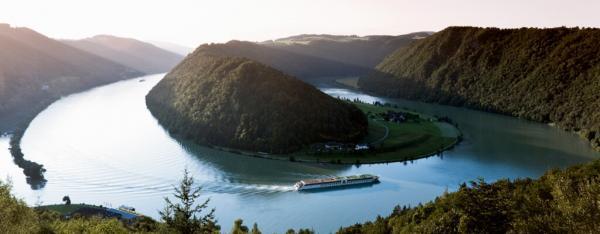 Arosa Kreuzfahrtschiff Panorama Donau DONAU Panorama mit Kreuzfahrtschiff © Foto: A_AROSA