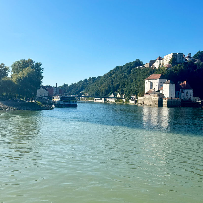 Drei-Fluesse-kommen-zusammen-verschiedene-Gruentoene-Passau Drei-Fluesse-kommen-zusammen-verschiedene-Gruentoene-Passau Foto: © Andrea Fischer Trips4me.de