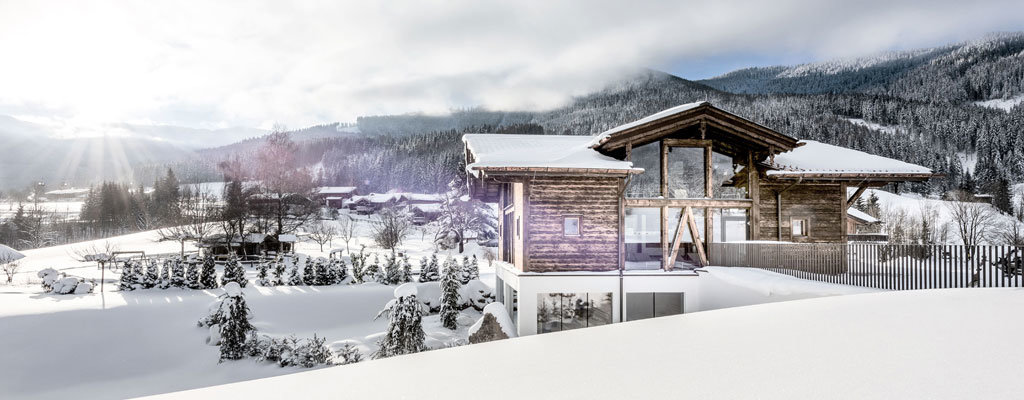 Im Dezember wird ein neues Erholungsresort der Extraklasse eröffnet: Das Puradies in Leogang. Ferien in rustikalen Chalets mit allem Luxus oder im neu gebauten Viersternehotel direkt am Fusse des Ansitz versprechen wunderbare Ferien für die ganze Familie. Egal ob Sommer oder Winter.