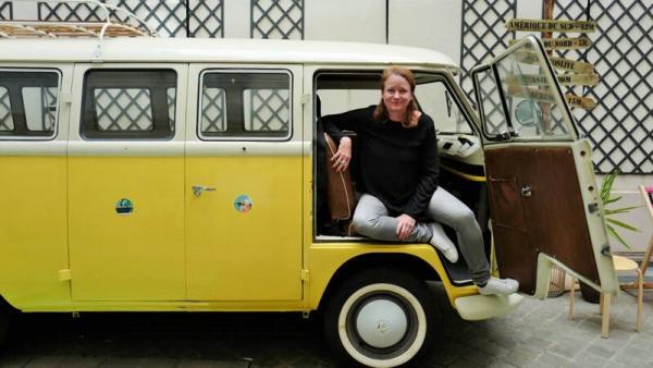Evaneos-Annika Annika mit gelbem VW-Bus ©Eveanos
