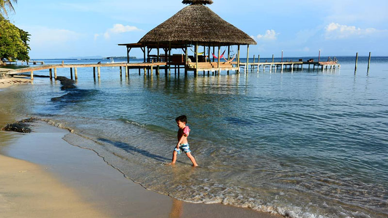 Evaneos_Panama_Kind_Strand.Bild.EvaneosPR.quer Evaneos Panama - Kind am Strand