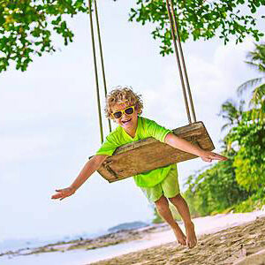 Evaneos_Thailand.Schaukel.Bild.Shutterstock/EvaneosPR.8 Evaneos Thailand - Kind auf der Schaukel am Strand