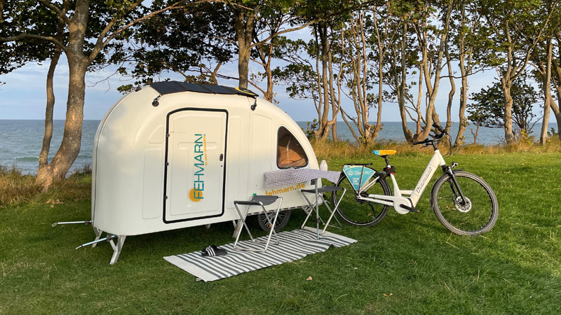 Fahrrad-Camper_Fehmarn_Klausdorf.Bild.Logo_Utbuexerei.NEU Fahrrad Camper Fehmarn