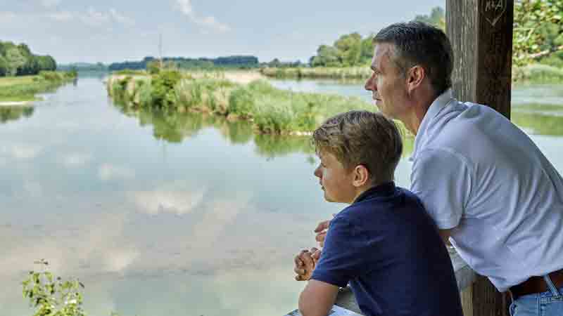 Familie-Vogelbeobachtung-an-der-Donau-Bild©Trykowski.quer Bayerisch-Schwaben / Vogelbeobachtung an der Donau Bild: Trykowski