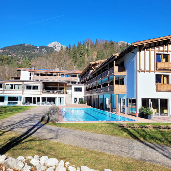 FAMILOTEL_DAS_BAYRISCHZELL20240128_123501 Familotel Bayrischzell - Außenanlage Pool; Bild: Aline Scheuböck