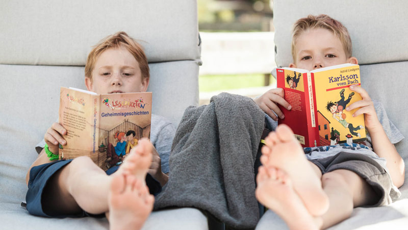 Franks_Hotel_Kids_Lesen.Bild.Franks_Oberstdorf.quer Franks Hotel Oberstdorf - Kids beim lesen