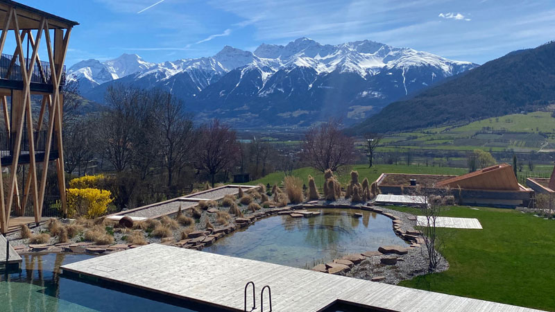 Garberhof Vinschgau - Schwimmteich mit Bergblick