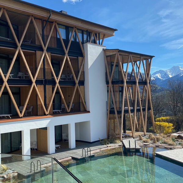 Garberhof Vinschgau - Fassade mit Schwimmteich