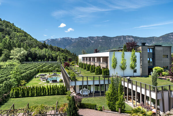 Gartenhotel_Moser_Aussenansicht_mit_Anbau_©Familienhotel_Suedtirol_Life.Bild.Ramus_(Helmuth_Rier) Gartenhotel_Moser_Aussenansicht_mit_Anbau_- Familienhotels Südtirol
