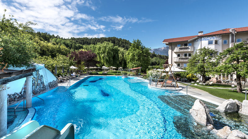 Gartenhotel_Moser_Aussenpool_©Familienhotel_Suedtirol_Life_Wellness-Resort.Bild.Ramus_(Helmuth_Rier)_(2) Gartenhotel Moser Aussenansicht - Familienhotels Südtirol