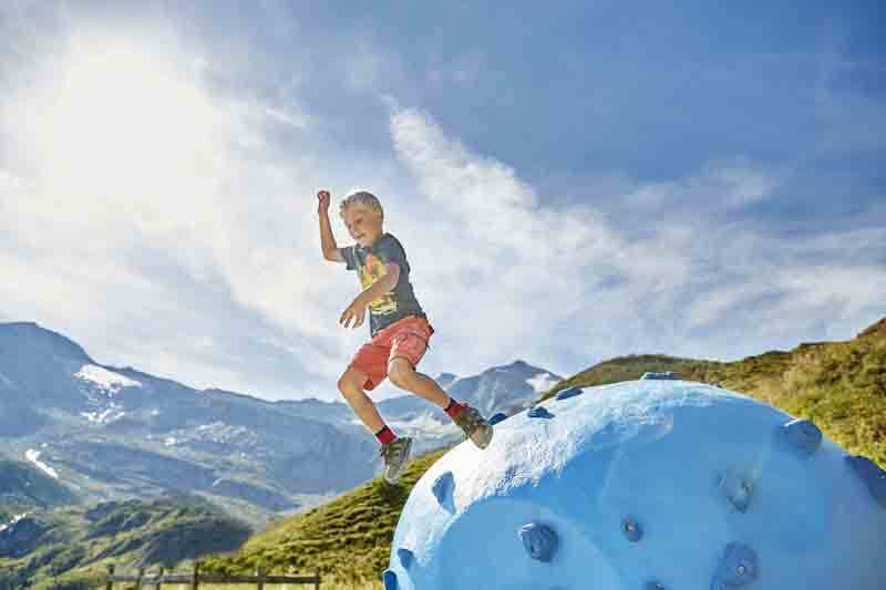 Gletscherhelden aufgepasst! Rund um das Wandergebiet Tuxer Tal gibt es viel zu erleben: Wandern über bunte Wiesen, Skifahren am Gletscher, Plantschen im Tuxbach, Biketouren und vieles mehr. Geschlemmt und geschlafen wird im Hotel Alpenhof! Der perfekte Sommerurlaub in den Bergen!