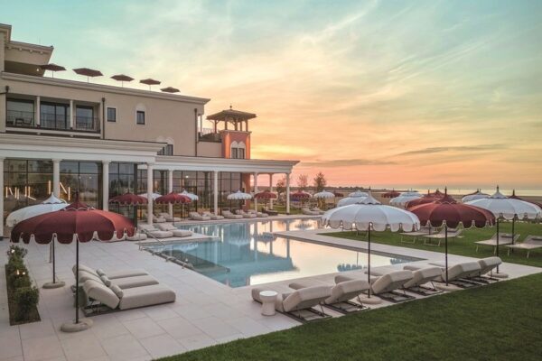 Golden-Hour-ueber-der-mediterranen-Poollandschaft-Cavallino-Bianco-Caorle-Venezia