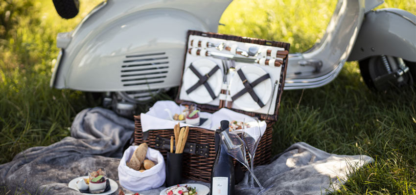 Gourmet-Picknick_mit_Vespa.Bild.Quellenhof_Luxury_Resort_Lazise_Florian_Andergassen.quer Gourmet-Picknick_mit_Vespa.Bild.Quellenhof_Luxury_Resort_Lazise