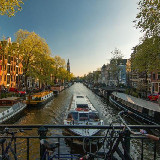 Grachtenfahrt_Amsterdam_pixabay.com mit Hinweis "Freie kommerzielle Nutzung" Grachtenfahrt Amsterdam