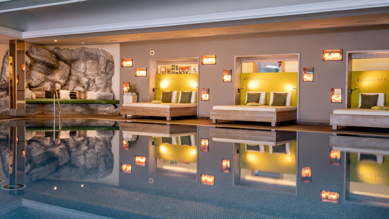 Hotel_Franks_Wellness_Pool_Innen.Bild.Franks_OberstdorfPR.quer Hotel Franks Oberstdorf - Wellness Pool innen