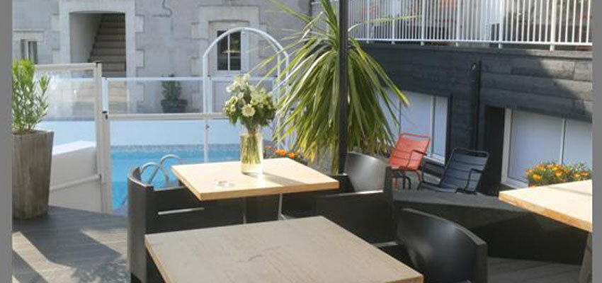 Hotel-Ile-o-chateau_Terrasse_mit-Pool.Bild@Hotelileochateau.quer Terrasse und Pool im Hotel Île ô chateau
