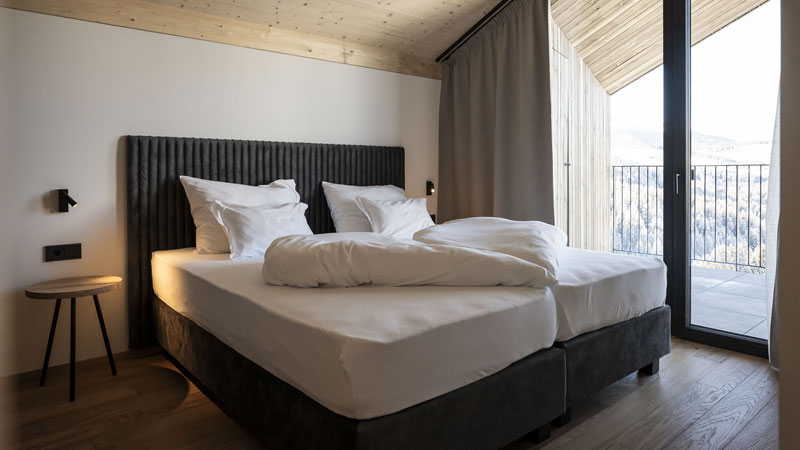 Hotel_Maria_EcoLodge.Bett.Bild©AlexFilz.quer Hotel Maria Obereggen: Eco Lodge Doppelbett Bild: Alex Filz