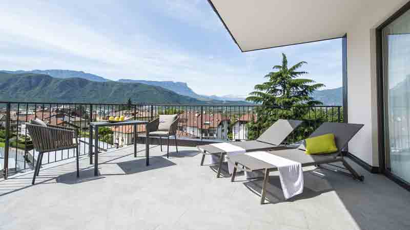 Hotel-Steiner-Terrasse.Bild.Campingpark_SteinerPR.quer Hotel Steiner - Terrasse mit Liegestuehlen Bild: Campingpark Steiner PR