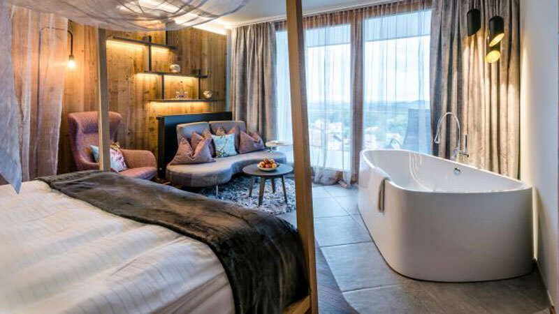 Huettenhof_suite_mit_badewanne.Bild@bayerwaldresort_huettenhof.quer Hotel Huettenhof Suite mit Badewanne