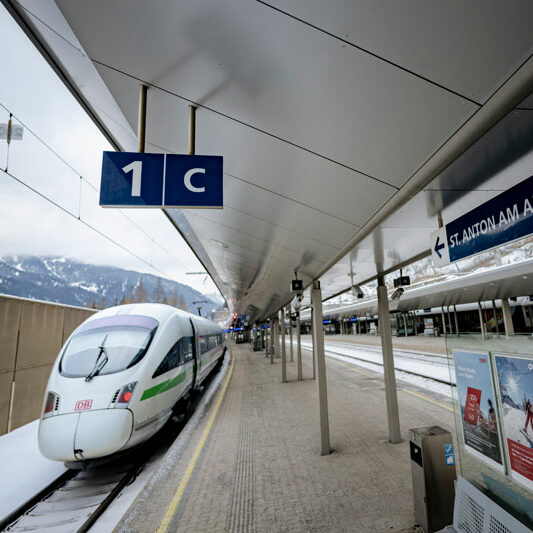 „Ski Express Tirol“ ICE-Verbindung St. Anton © TVB St. Anton am Arlberg/Fotograf Patrick Bätz