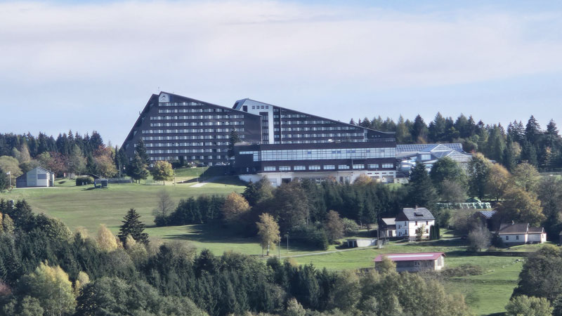 IFA_Schoeneck_Aussenansicht.Blick-auf-Hotel.Bild.Henry_Berndt.quer IFA Schoeneck - Aussenansicht Bild: Henry Berndt