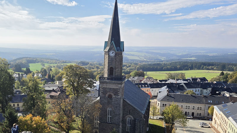 IFA_Schoeneck_Blick-vom-alten-Soell-(Felsen-im-Dorf).Bild.Henry_Berndt.quer IFA Schoeneck Vogtland - Blick vom Alten Soell Felsen im Dorf Bild: Henry Berndt