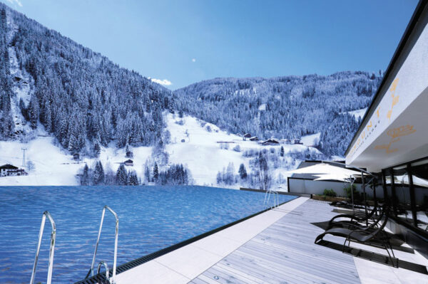 infinity-outdoorpool_mit_bergpanorama_im_winter_das_seemount Foto: © Das SeeMount Resort